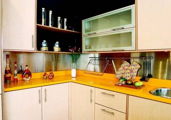Cantiknya Dapur Warna Kuning Berbahan Solid Surface, Tak Biasa!