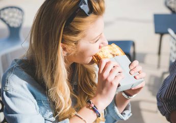 Gastritis dan 4 Bahaya Lain yang Mengintai Kalau Makan Terlalu Cepat!