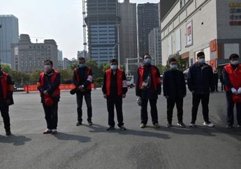 Rakyat Berdiri Di Jalanan Dalam Bisu Sementara Klakson dan Lampu Merah Kompak Menyala, ini Dia Upacara Penuh Kepiluan Mengenang Martir Virus Corona