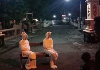 Viral Sampai Korea, Begini Kisah Dibalik Foto 2 Pocong yang Berjaga di Depan Desa Ketika Wabah Corona...