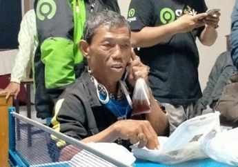 Kena Tipu Pelanggan sampai Harus Tempuh Jarak 230 Kilometer Purwokerto-Solo, Driver Ojol 59 Tahun Ini Cuma Bisa Pasrah Duduk di Depan Masjid sambil Tunggu Sandal Pelaku