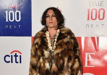 Viral Video Ezra Miller 'Fantastic Beasts' Mencekik Cewek yang Dikira Bercanda!