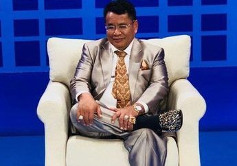 Katanya Kaya 7 Turunan, Penampilan Hotman Paris Bawa Beras dan Gunakan Celana Compang Camping Ini Jadi Sorotan