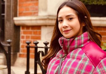 Teriak-teriak di Depan Pintu Sambil Bawa Kue Ulang Tahun Rieta Amilia, Nagita Slavina pakai Celana Jeans Pendek Harga Rp 3 Jutaan, Netizen: Mama Gigi Kalau Njemur di Mana?
