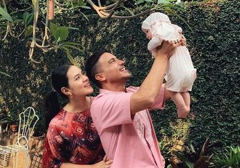 Masih Sembunyikan Paras Putrinya, Hamish Daud Pamer Foto Bersama Zalina Ketika di Pantai, Netizen: Madep Sini dong Plis Zaaal..
