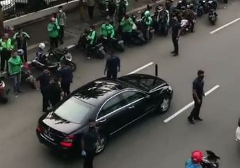 Mendadak Mobil RI 1 Berhenti di Jalanan, Ternyata Pak Jokowi Lagi Bagi-bagi Sembako, Publik: Kok Bikin Kerumunan? Ini Jawaban Istana!