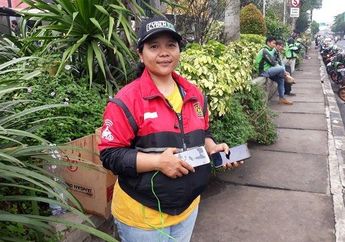 Sang Suami telah Meninggal Dunia usai Menderita Penyakit Keras, kini Indri Berjuang Keras Menjadi Tulang Punggung Keluarga sebagai Driver Ojol, Namun Pandemi Covid-19 Semakin Membuat Runyam Situasi yang ada