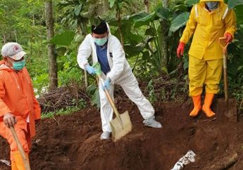 Najwa Shihab Menitikkan Air Mata Saat Dengar Cerita Sakit Hatinya Keluarga Jenazah yang Ditolak, Foto Aksi Garda Terdepan Ini Jadi Viral: Seberangi Sungai Demi Tunaikan Tugas