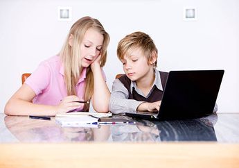 4 Cara Asik Belajar Bareng Adik Selama Sekolah Online. Biar #WaktuBerkualitas!