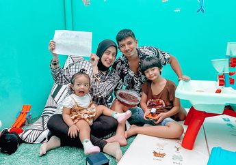 Dampingi Sang Putra Sekolah Online, Fairuz A Rafiq Kesulitan Pelajaran Bahasa Sunda