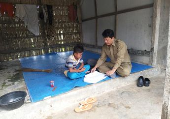 Mengharukan, Begini Kisah Guru di Sumenep yang Rela Datangi Rumah Siswanya Satu-persatu Karena Tak Miliki Fasilitas Belajar Online