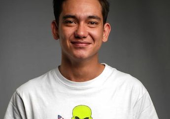 Sambut Ramadhan 2020, Adipati Dolken Pamer Potret Menggunakan Baju Koko, Langsung Banjir Pujian dari Netizen!