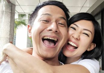 Santai Keluar Rumah Bareng Istri Tanpa Kenakan Masker, Delon Thamrin: Jangan Ada Pertanyaan Ya!