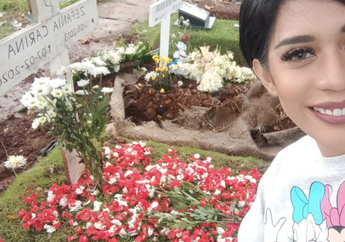 Dengan Suara Bergetar, Karen Pooroe Sebut Mendiang Anaknya Datang ke Mimpi dengan Senyum Bahagia