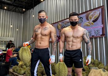 Ditengah Pandemi Virus Corona, Toko Durian ini Tetap Laris Manis Setiap Harinya, Ternyata Seperti ini Penampakan Penjualnya, Bikini Para Wanta Panas Dingin!