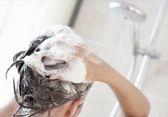 Keramas Bisa Atasi Rambut Rontok dan Kulit Kepala Berketombe, Begini Caranya