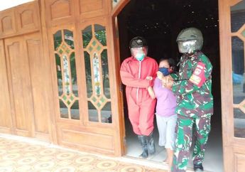 Ogah Masuk Rumah Sakit, 1 Keluarga Status PDP Menangis hingga Berteriak Saat Dijemput Paksa oleh TNI, 'Kami Sehat, Mati Itu Takdir Tuhan'