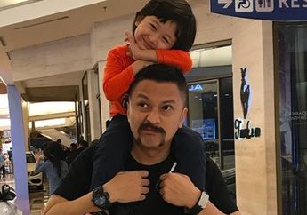 Cara Ferry Maryadi Jelaskan Alasannya Sering Memakai Bedak pada Sang Putra, Lugas dan Masuk Akal!