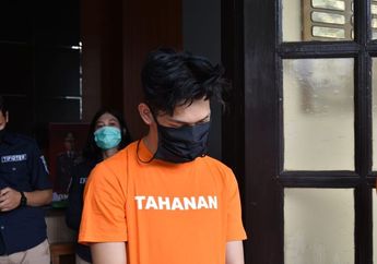 Youtuber Prank Ferdian Paleka Tampil Botak Plontos Pakai Baju Tahanan, Netizen Ramai Berkomentar: Ipin Pakai Baju Kuning, Kelihatan Bahagia Banget!