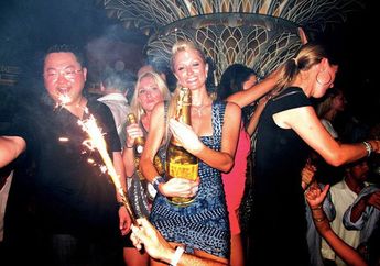 Rela Gelontorkan Milliaran Rupiah untuk Sewa Artis Hollywood Sebagai Teman Kencan, Milyarder Asal Negeri Jiran Ini Terpaksa Hidup dalam Pelarian Hingga Kabur ke Wuhan, Kota Asal Muasal Virus Corona yang Bikin Orang Ketakutan, Diduga Ini yang Dilakuka