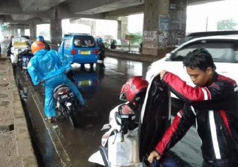 Hujan Mendadak Turun Jangan Asal Minggir, Begini Etika dan Lokasi Aman Untuk Pakai Jas Hujan