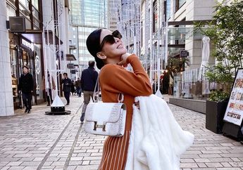 Pamer Kemegahan Rumahnya yang Bak Istana Raja, Syahrini dan Keluarga Rayakan Idul Fitri dalam Balutan Mukena dan Masker Mewah Bertabur Butiran Manik Emas