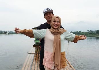 Terkenal dengan Gombalan Mautnya hingga Dijuluki Raja Gombal, Denny Cagur Justru Tak Pernah Rayu Sang Istri!