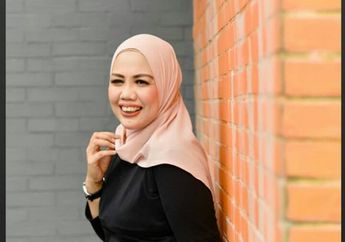 Kontroversi Pacar Settingan Hingga Patah Hati Ditinggal Nikah Aditya Gumelar, Elly Sugigi Tiba-tiba Unggah Foto Pamer Kemesraan Bersama Cowok Bule, Udah Move On?