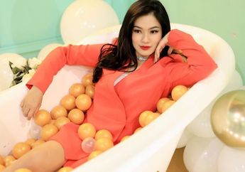 Sering Tampil Seksi, Kini Titi Kamal Sambut Bulan Ramadhan Pakai Mukena Cetar Berhias Renda, Netizen Auto Kaget dengan Penampilan Baru sang Artis: Tutupi Auratnya ya!