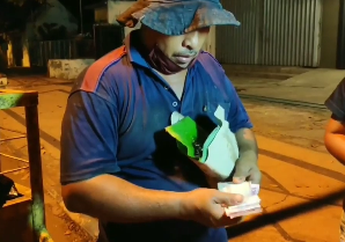 Viral Suami Istri Naik Alphard Bagi-bagi Nasi Bungkus Berisi Uang Jutaan Rupiah, Ternyata Begini Motifnya: Aku Tertampar Ada Orang Bagi Sembako Isi Sampah