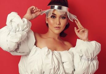 Kompak Banget, Lebaran Hari Ke-2 Ayu Ting Ting dan Keluarga Tetap Tampil dengan Baju Kembaran!
