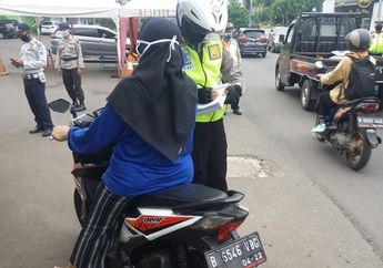 Sekarang Kendarai Motor Wajib Pakai Masker, Tapi Helmnya Kemana Tuh
