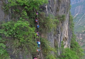 Setelah Ratusan Tahun Lewati Jalan Paling Mengerikan di Dunia, Penduduk Desa Ini Akhirnya Bisa Tinggalkan Tangga-tangga 'Pencabut Nyawa' Mereka