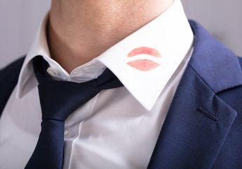 Konsultasi Psikolog: Aku Menemukan Lipstik di Kerah Baju Suamiku