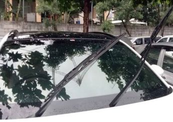 Mobil Parkir di Ruang Terbuka, Wiper Apa Perlu Diangkat Keduanya?