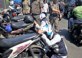 Parkir Liar, Jadi Sasaran Operasi Gabungan Cabut Pentil Ban Motor di Pasar Jatinegara