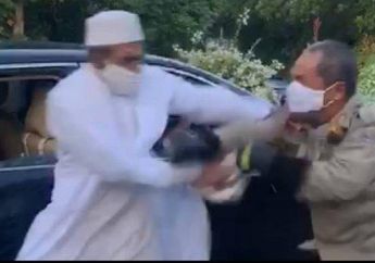 Tak Terima Diingatkan Agar Pakai Masker dan Kelebihan Muatan, Lelaki Berjubah Putih Panjang Langsung Serang Petugas Gabungan Sambil Teriak: Penyakit Itu Orang yang Tidak Sembahyang!