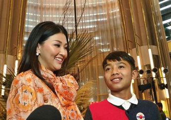 Pamer 'Roti Sobek' Di Depan Ibu dan Adik, Ekspresi Sarwendah saat Melihat Tubuh Kekar Betrand Peto Langsung Jadi Sorotan