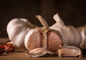 Tubuh Pria Ini Alami Perubahan Drastis yang Tak Terduga setelah Minum Air Rendaman Bawang Putih Selama 10 Hari