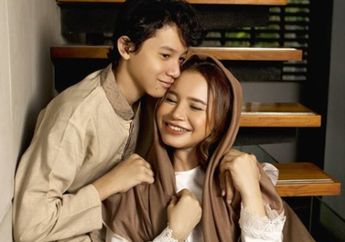 Gaya Kompak Anak Rossa, Rizky Langit Ramadhan Bareng Mama Saat Lebaran