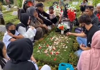 Mendadak Tegur 2 Artis Cantik di Sampingnya Gegara Kepergok Lakukan Hal Pamali Ini, Mbak You Terawang Aura Berbeda Pada Makam Lina di Lokasi Baru: 'Lebih Terang di Sini...'