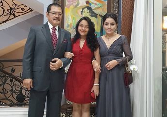 Rayakan Lebaran dengan Pamer Rumah Bak Istana Raja, Mayangsari dan Bambang Trihatmodjo Kompak Kenakan Busana Idul Fitri Serba Merah Menyala