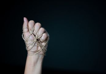 Nekat Kawin Lari, Pakaian Wanita Ini Dilucuti Sambil Direkam, Warga Kampung Ungkap Alasan Berbuat Tega...