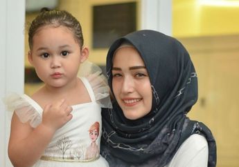 Biasa Tampil Lucu dengan Gaya Rambut Keritingnya, Kini Putri Bontot Pasha Ungu Tampil Beda Memakai Hijab yang Bikin Pangling, Netizen: Cantik Banget!