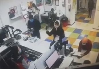 Makan Hati Tak Dilayani, Wanita Ini Langsung Nekat Buka Celana Dalam dan Dipakai ke Mulut! Begini Respon Tak Terduga Karyawan Kantor Pos