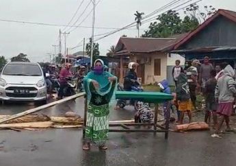 Emak-emak Nekat Blokir Jalan, Ngamuk Akibat Belum Terima Sembako: Besok Masih Belum Dapat, Kami Palang Lagi!