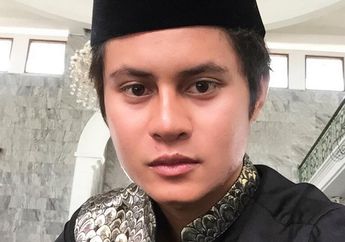 Sudah Sering Tolak Ajakan Pindah Keyakinan, Aktor Ganteng Asal Papua Ini Justru Mantap Jadi Mualaf Sehabis Dengarkan Panggilan Shalat: 'Kali Ini, Aku Benar-benar Terpanggil'