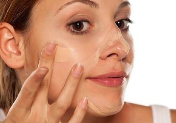 Buat Pemula Nih, Tips Belajar Make Up Dengan Foundation Agar Kulit Terlihat Flawless