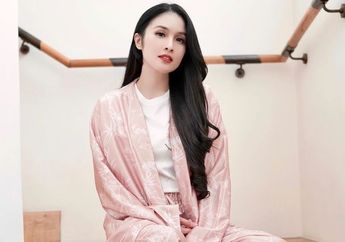 Pamer Keseruan Saat Mandikan Putra Sulungnya, Outfit dan Rambut Kriwil Sandra Dewi Justru Bikin Netizen Salfok: Mbak kok Lagi Kayak Mau ke Mall?