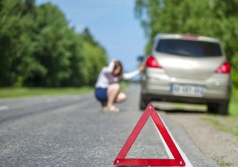 Panik Nggak Selesaikan Masalah, Saat Alami Mobil Mogok Ladies Lakukan 3 Hal Ini